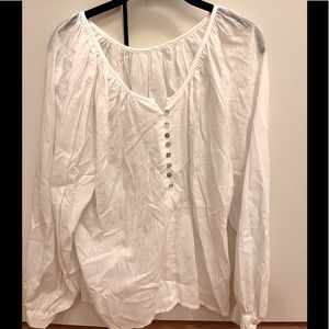 Linen and cotton blend blouse. Resort wear.